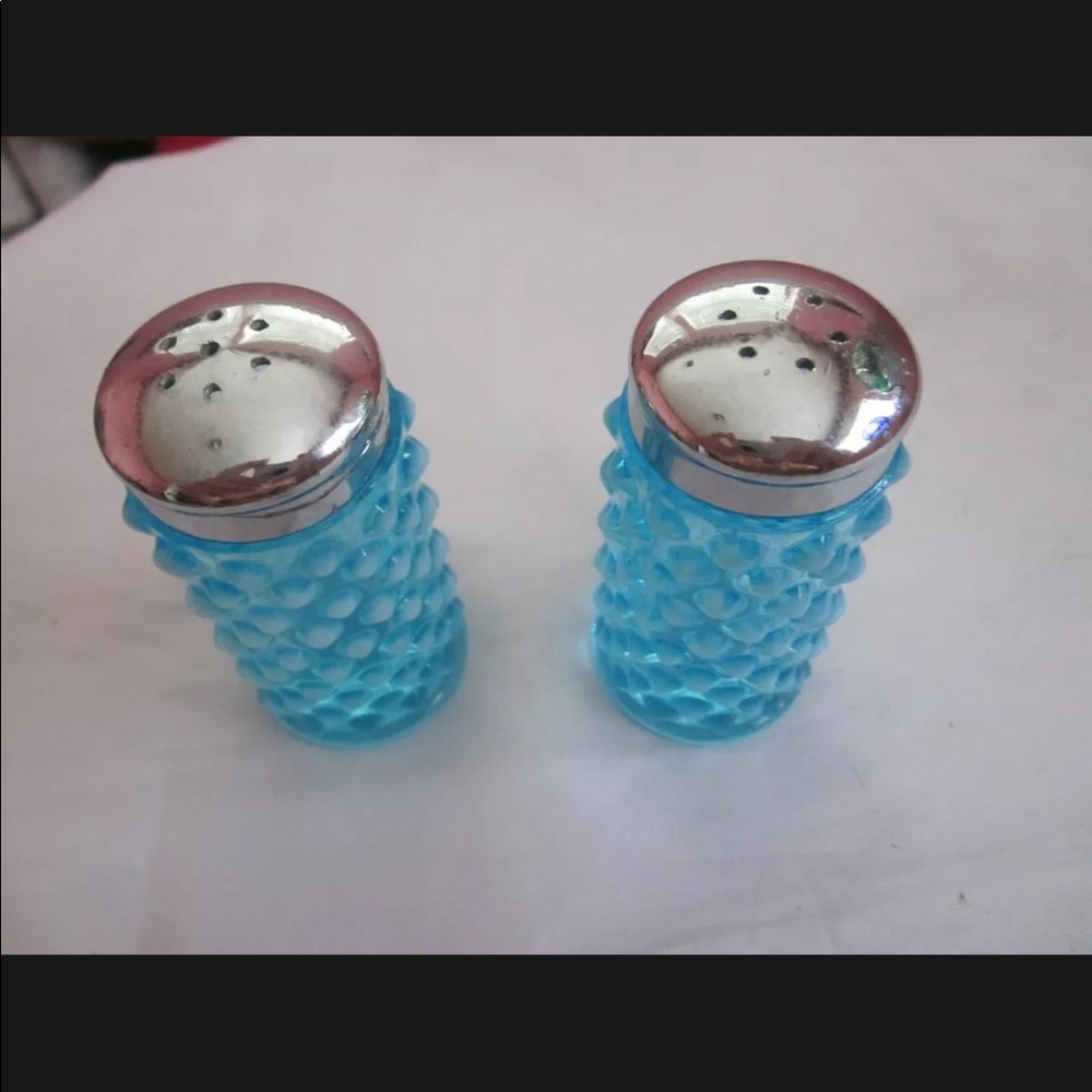 Blue hobnail salt & pepper shakers